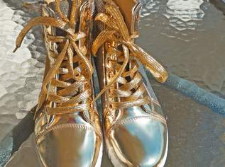 Schuhe golden,  modern