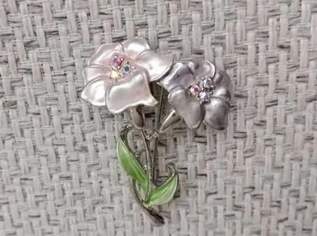 Edle Brosche, Blumen ca 5cm, Neupreis lag bei 29.90€, abzugeben FIXPREIS 14€ / NUR SELBSTABHOLUNG,23 Bez. KEIN Versand!, 14 €, Kleidung & Schmuck-Accessoires, Uhren, Schmuck in 1230 Liesing