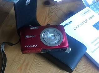 Nikon Coolpix A100   Premien-Kit in rot metallic, 95 €, Marktplatz-Kameras & TV & Multimedia in 2700 Wiener Neustadt