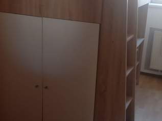 Hochbett mit eingebauten Fächern, Tisch und Kleiderschrank Hochbett mit eingebauten Fächern, Tisch und Kleiderschrank