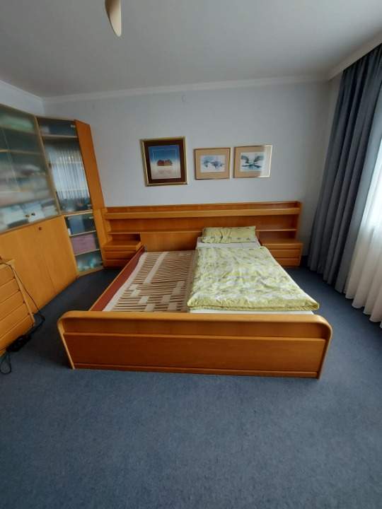 Schlafzimmer mit Bett (inkl. Nachtkästchen und Lattenrost) und Kasten