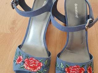 Sandaletten / Riemchenschuhe mit Rosenstickerei, ungetragen, 5 €, Kleidung & Schmuck-Damenkleidung in 1200 Brigittenau