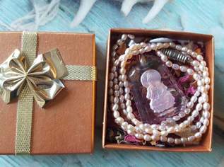 Kette Süßwasserperlen & Buddha Anhänger im Backschliff / Geschenkbox, 18 €, Kleidung & Schmuck-Accessoires, Uhren, Schmuck in 1200 Brigittenau