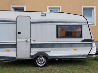Wohnwagen mit Vorzelt