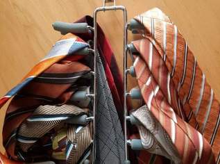 KRAWATTEN Konvolut 19 Stück inkl. Aufhängung, 49 €, Kleidung & Schmuck-Herrenkleidung in 1220 Donaustadt
