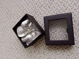 Brosche Blume, LBVYR, ca 5cm Durchmesser, in Box  FIXPREIS 15€ / NUR SELBSTABHOLUNG,23 Bez. KEIN Versand!