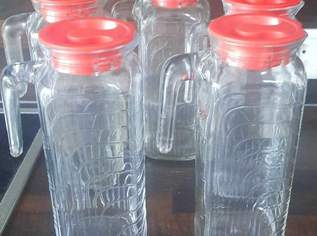 5 GETRÄNKEKRÜGE mit DECKEL/ 1,2L / 5 Stück Karaffen, 25 €, Haus, Bau, Garten-Geschirr & Deko in 7201 Neudörfl