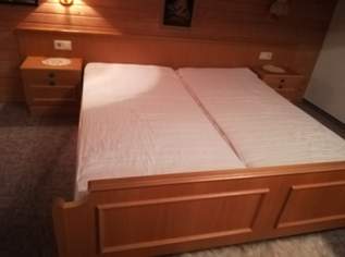 Holzdoppelbett mit Nachtkästchen und 3 -teiligem Kleiderschrank, 1000 €, Haus, Bau, Garten-Möbel & Sanitär in 6555 Gemeinde Kappl