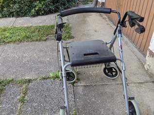 Rollator mit Abdeckhaube für aussen