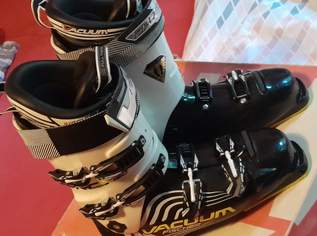 Ski & Skischuhe 43/44, 59 €, Marktplatz-Sportgeräte & Zubehör in 1030 Landstraße