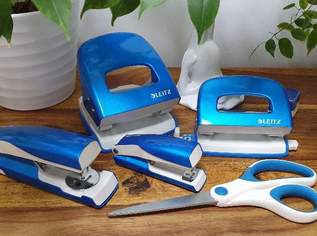 blaues LEITZ WOW Set: 2x Heftgerät + 2x Locher + 1x Schere, 50 €, Kindersachen-Schulsachen in 1020 Leopoldstadt