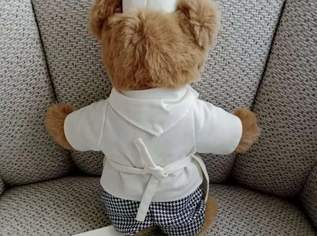 Fa. Steiff Bär Limitierte Edition Koch ca 25cm, Hotel Hilton, ca 30cm, Original Zettel noch oben, FIXPREIS 100€ / NUR SELBSTABHOLUNG,23 Bez. Fa. Steiff Bär Limitierte Edition Koch ca 25cm, Hotel Hilton, ca 30cm, Original Zettel noch oben, FIXPREIS 100€ / NUR SELBSTABHOLUNG,23 Bez.
