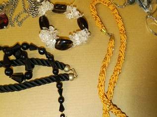 Modeschmuck und drei Wecker dazu 