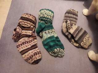 selbstgestrickte Socken in allen Farben und allen Größen 