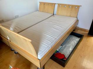 Bett mit Lattenrost, Matratze, Bettzeuglade und Nachtkästchen