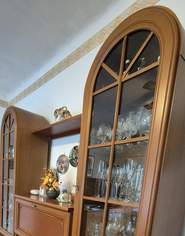 Wandverbau mit Bar und Glassvitrinen Wandverbau mit Bar und Glassvitrinen