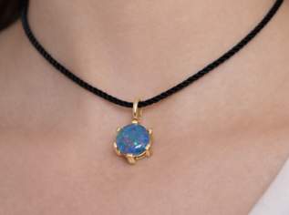 Anhänger mit einem rundem Opal in 333er-Gelbgold, 95 €, Kleidung & Schmuck-Accessoires, Uhren, Schmuck in Deutschland