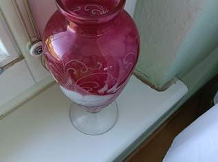 Vase Vintage rot mit weißen Blumen 