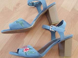 Sandaletten / Riemchenschuhe mit Rosenstickerei, ungetragen