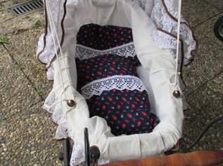 Puppenwagen, 120 €, Marktplatz-Antiquitäten, Sammlerobjekte & Kunst in 6655 Gemeinde Kaisers Puppenwagen, 120 €, Marktplatz-Antiquitäten, Sammlerobjekte & Kunst in 6655 Gemeinde Kaisers