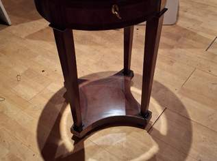 Antik-Beistelltisch mit Glasoberfläche, 99 €, Marktplatz-Antiquitäten, Sammlerobjekte & Kunst in 1040 Wieden