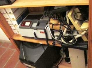 Regal voll mit Fernsehreceiver, Fernbedienung, kleine Röhrenfernseher, 2 kleine Drucker für Laptop, div. alte Telephone