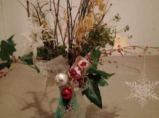 Vase mit Gesteck und Sternen , 20 €, Haus, Bau, Garten-Geschirr & Deko in 8530 Deutschlandsberg Vase mit Gesteck und Sternen , 20 €, Haus, Bau, Garten-Geschirr & Deko in 8530 Deutschlandsberg