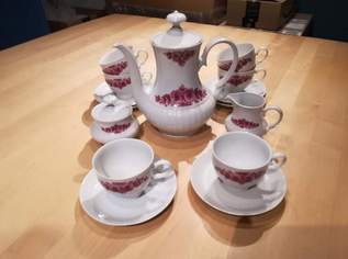 Porzellan Kaffeeservice weiß mit dunkelrosa Blumenmuster, 30 €, Haus, Bau, Garten-Geschirr & Deko in 1100 Favoriten