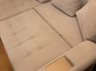 Wohnlandschaft bzw. große Couch in Creme mit Stauraum und Bettfunktion
