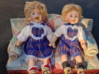 Altes Puppensofa mit 2 Puppen mit Rollschuhe, 199 €, Marktplatz-Antiquitäten, Sammlerobjekte & Kunst in 4600 Wels