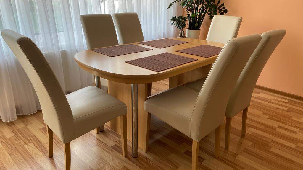 Ausziehbarer Tisch mit 6 Stühlen