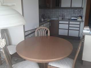 Komplette Küche mit Tisch und Sesseln