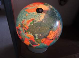 Div. Deko, Leuchtglobus, handgeschnitzte Holzvasen, Teller,etc.