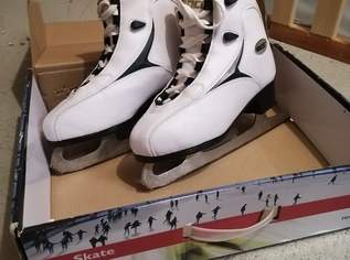 Roces Eislaufschuhe Damen Größe 39, 30 €, Marktplatz-Sportgeräte & Zubehör in 6020 Innsbruck