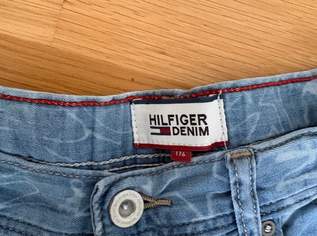 Neuwertige Tommy Hilfiger Shorts Gr.176 Neuwertige Tommy Hilfiger Shorts Gr.176