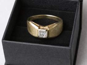 Siegelring mit einem Brillanten 0,15 ct. W/SI in 585er-Gelbgold Siegelring mit einem Brillanten 0,15 ct. W/SI in 585er-Gelbgold