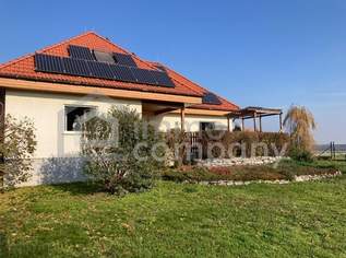 Wohnen mit Weitblick – gepflegtes Einfamilienhaus mit Wellnessbereich, Photovoltaik und 1.268 m² Grundstück, 585000 €, Immobilien-Häuser in 2620 Mollram