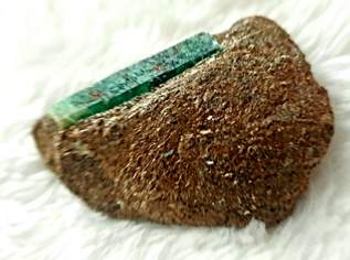 Smaragd im Muttergestein aus Kolumbien Erbstück Smaragd ca 2.5cm Länge 5mm dicke 