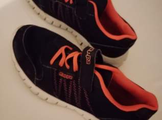 Winterschuhe und Sneakers 