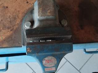 Werkbank mit Schraubstock