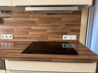 Hochwertige, gepflegte U-förmige Einbauküche in Creme mit Holzdekor-Arbeitsplatte und -Rückwand, 2000 €, Haus, Bau, Garten-Möbel & Sanitär in 2320 Schwechat