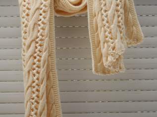 Handgestrickter cremefarbener Schal