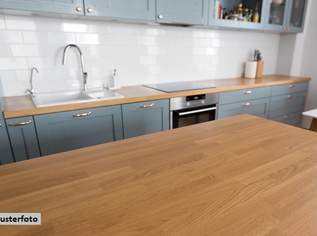 Altbauwohnung im Hochparterre mit Küche, Kabinett und 2 Zimmern, 217000 €, Immobilien-Gewerbeobjekte in 1070 Neubau