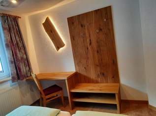 Garderobe mit Schuhablage und Schreibtisch