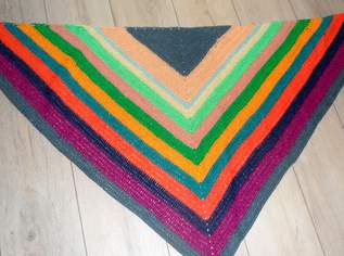 Warmes Dreiecktuch Neu, 15 €, Kleidung & Schmuck-Damenkleidung in 2301 Oberhausen Warmes Dreiecktuch Neu, 15 €, Kleidung & Schmuck-Damenkleidung in 2301 Oberhausen