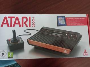 Atari Spielkonsole und Bildschirm aus den 80er Jahren 