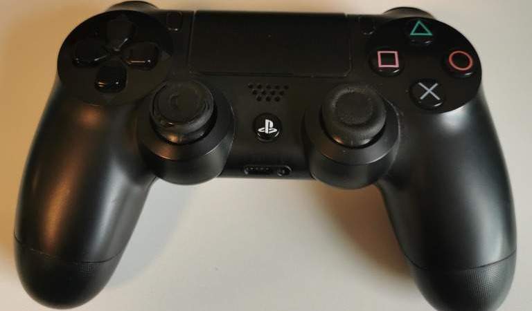 Play Station 4 + 1 Controller + Spiele/Filme