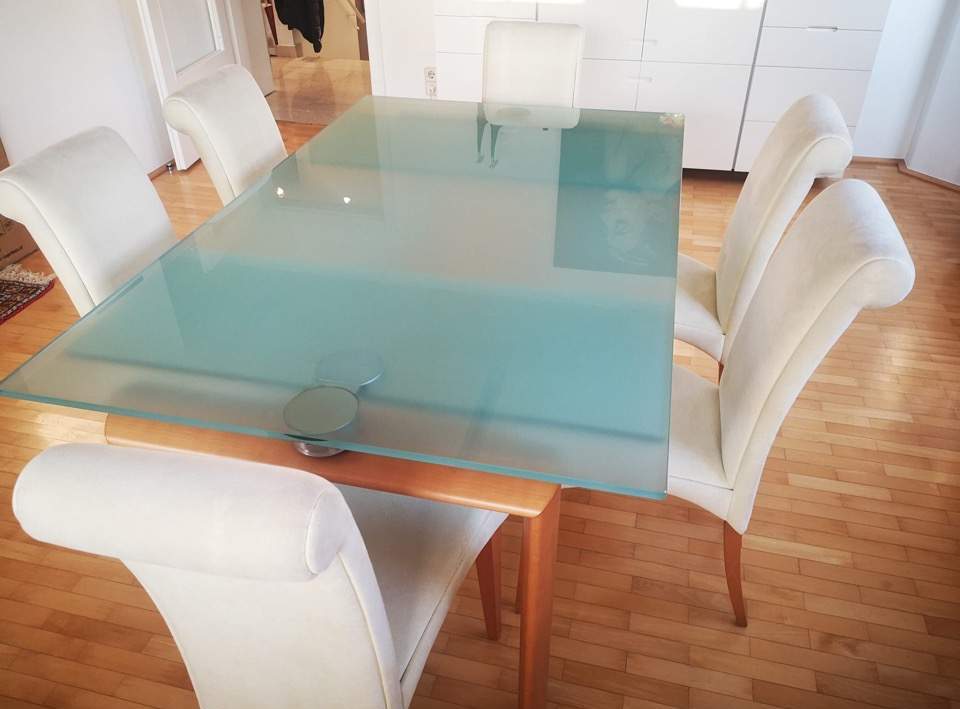 Esstisch aus Glas inkl. 6 Stühle aus Alcantara 