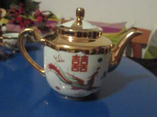 Teekanne und zwei Tassen Drachen Golddekor