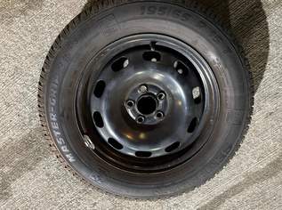 Winterreifen auf Stahlfelgen mit Zierkappen